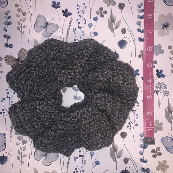 Oversized, extra large, grey scrunchie - Picture 2 of 3